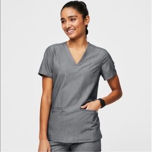 FIGS TECHNICAL COLLECTION 4 POCKET SCRUB TOP GRAPHITE SMALL R9
